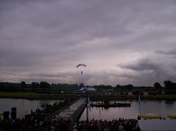 Parachutisten landen op de pontonbrug